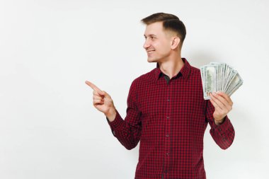 Yakışıklı neşeli pozitif beyaz şanslı genç mutlu iş 