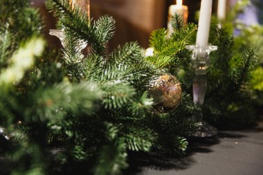 Noel tablo Ladin, topları ve rahat restoranda yanan muma yeşil dallar ile dekore edilmiştir..