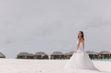 Adanın sahilde güzel gelin