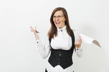 Siyah takım elbise, beyaz gömlek, beyaz arka plan üzerinde izole iş belgeleri gözlükle şok çapraşık kızgın beyaz genç Kahverengi saç iş kadını. Yöneticisi veya işçi. Kopya alanı reklam için.