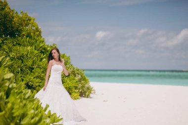 Adanın sahilde güzel gelin