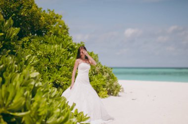 Adanın sahilde güzel gelin