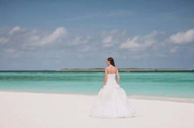 Adanın sahilde güzel gelin