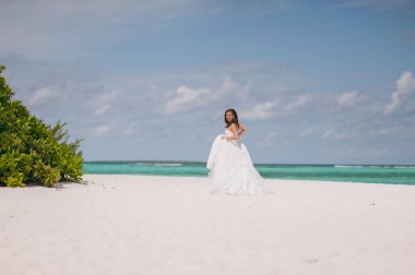 Adanın sahilde güzel gelin