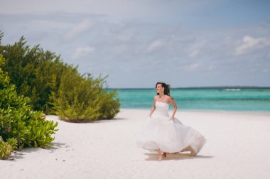 Adanın sahilde güzel gelin