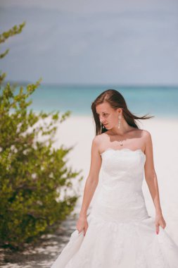 Adanın sahilde güzel gelin