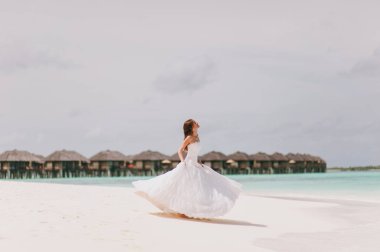 Adanın sahilde güzel gelin