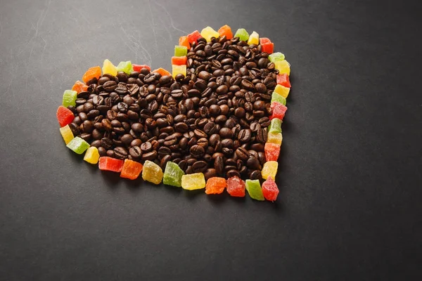 Coloridas frutas confitadas en forma de corazón con café marrón b — Foto de Stock