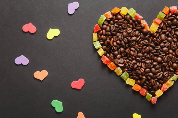 Papel colorido, frutas confitadas en forma de corazón, café marrón — Foto de Stock