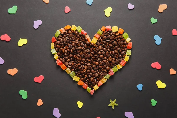 Papel colorido, frutas confitadas en forma de corazón, café marrón — Foto de Stock