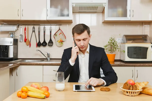 Bello giovane uomo d'affari in giacca e cravatta, camicia, fare colazione, si — Foto Stock