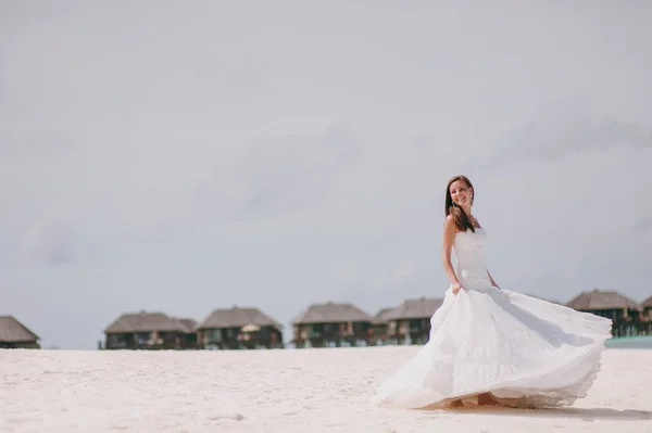 Belle mariée sur la plage de l'île — Photo
