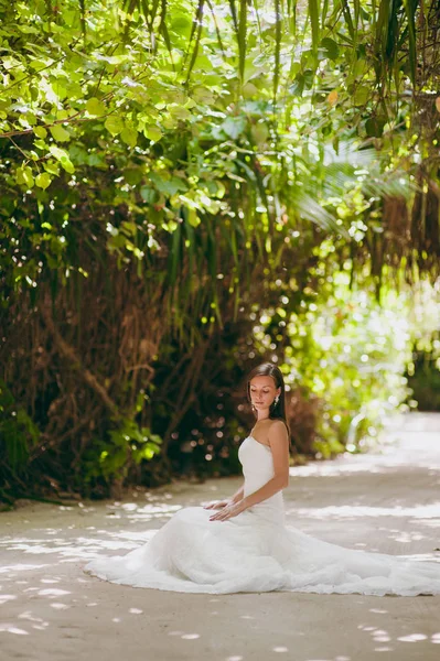 Bella sposa su un'isola a palme — Foto Stock