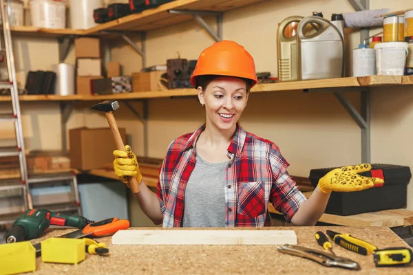 Ekose gömlekli, gri T-s oldukça beyaz kahverengi saçlı kadın