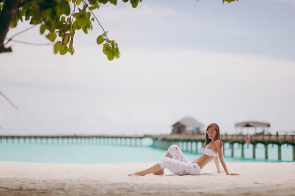 Hermosa chica en la playa en la isla —  Fotos de Stock