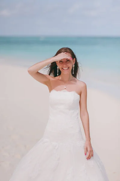 Bela noiva na praia da ilha — Fotografia de Stock