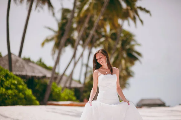 Beautiful bride on the beach of the island — Stock Photo, Image