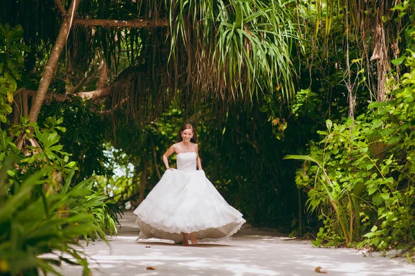 Hermosa novia en una isla en palmeras — Foto de Stock