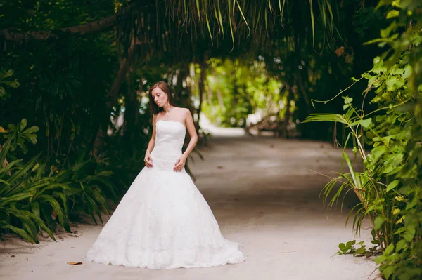 Avuç içi bir adada güzel gelin