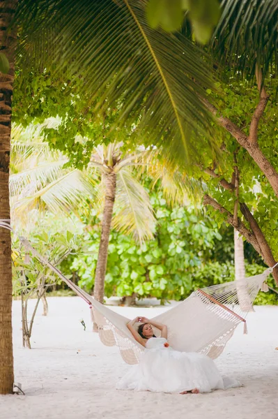 Güzel gelin bir hamak sahilde yatıyor