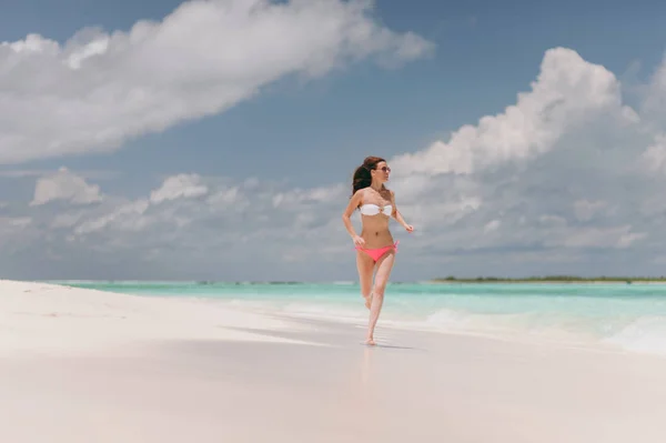 Bella ragazza sulla spiaggia sull'isola — Foto Stock