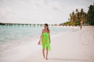 Adada sahilde güzel kız