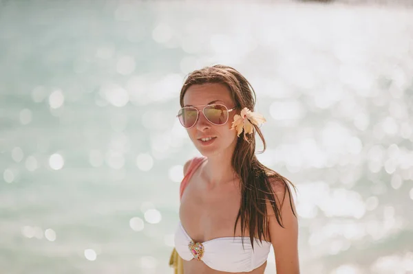 Όμορφο κορίτσι στην παραλία του νησιού — Φωτογραφία Αρχείου