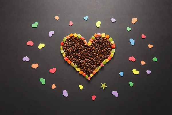 Papel colorido, frutas confitadas en forma de corazón, café marrón — Foto de Stock