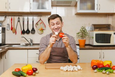 Yakışıklı beyaz delikanlı ta oturan önlük, kahverengi gömlekli