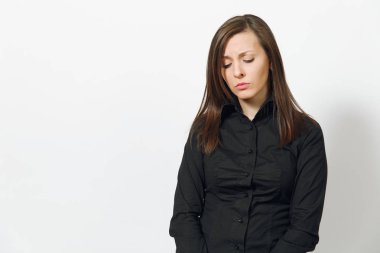 Güzel ciddi üzgün üzgün beyaz genç Kahverengi saç iş kadını siyah klasik gömlek, beyaz arka plan üzerinde izole etek kapat. Yöneticisi, işçi, öğrenci. Kopya alanı reklam için.