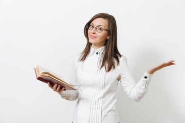 Kahverengi saç iş kadını beyaz gömlek gülümseyen güzel mutlu beyaz genç gözlük beyaz arka plan üzerinde izole kitap ile kapatın. Yöneticisi, çalışan veya öğrenci. Kopya alanı reklam için.