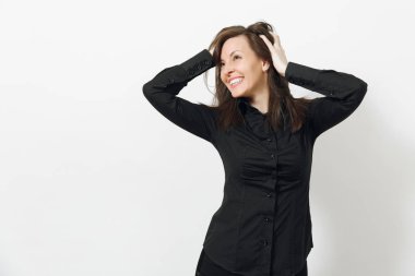 Beyaz arka plan üzerinde beyaz genç gülümseyen brown-iş kadın siyah klasik gömlek ve etek saç eliyle tutarak izole güzel eğlenceli. Yöneticisi veya işçi. Kopya alanı reklam için.