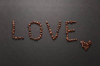 Mektup sevgi, kahve çekirdekleri siyah ba üzerinde yapılan kelime Üstten Görünüm