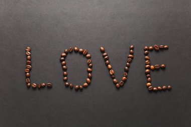 Mektup sevgi, kahve çekirdekleri siyah ba üzerinde yapılan kelime Üstten Görünüm