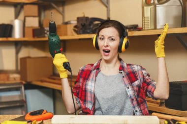 Kızgın genç kahverengi saçlı kadın ekose gömlekli, gürültü stres üzgün 