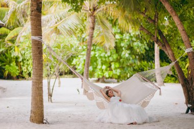 Güzel gelin bir hamak sahilde yatıyor