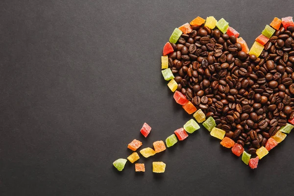Frutas caramelizadas en forma de corazón con flecha, café marrón bea — Foto de Stock