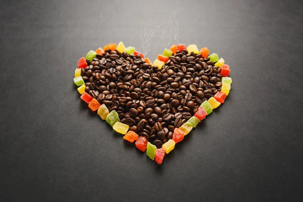 Coloridas frutas confitadas en forma de corazón con café marrón b — Foto de Stock