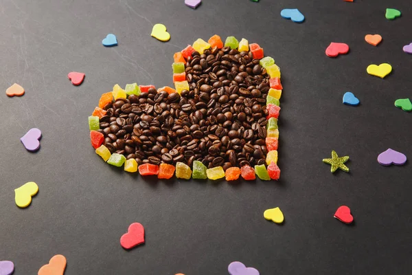 Papel colorido, frutas confitadas en forma de corazón, café marrón — Foto de Stock