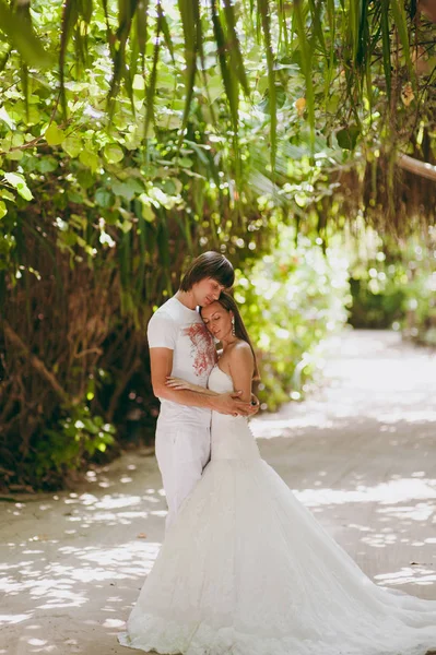 Evlilik çift avuç içi bir adada — Stok fotoğraf