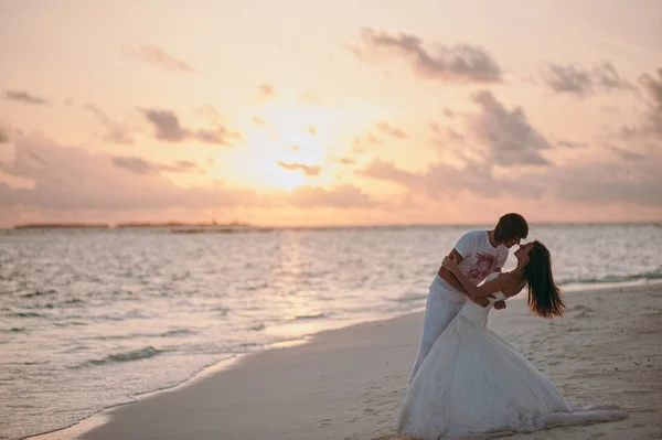 Свадебная пара на пляже на острове — стоковое фото