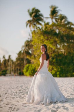 Adanın sahilde güzel gelin