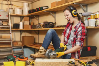 Agresif kızgın genç kadın ekose gömlek gri T-shirt ben gürültü