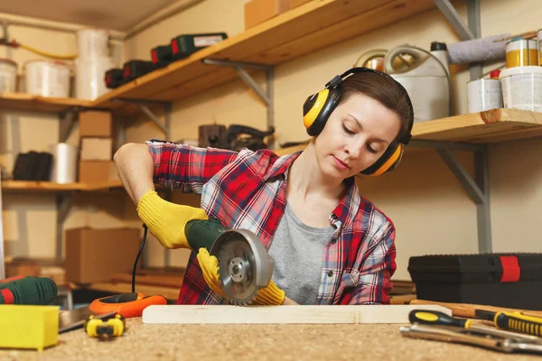 Jeune femme aux cheveux bruns en chemise à carreaux, T-shirt gris, noise insul — Photo