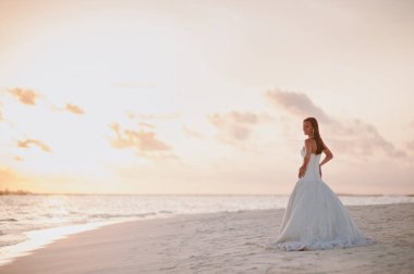 Adanın sahilde güzel gelin