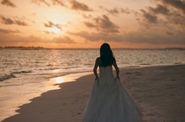 Adanın sahilde güzel gelin