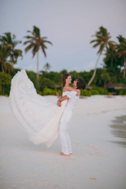 Düğün çifti adada sahilde