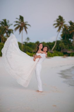 Düğün çifti adada sahilde