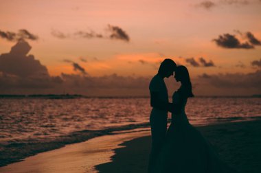 Düğün çifti adada sahilde