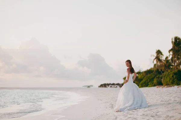 Невеста на пляже острова — стоковое фото